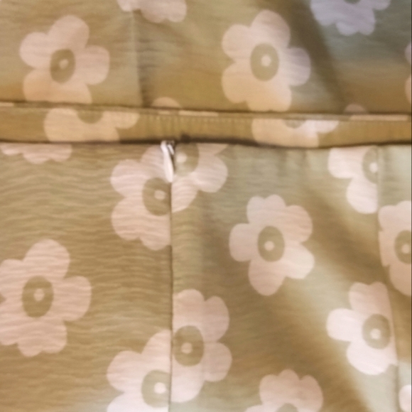 NWOT SheIn Green & White Daisy Print Skirt - Picture 2 of 3